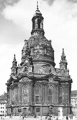 Loading 63K - Frauenkirche in Dresden, ca. 1930
